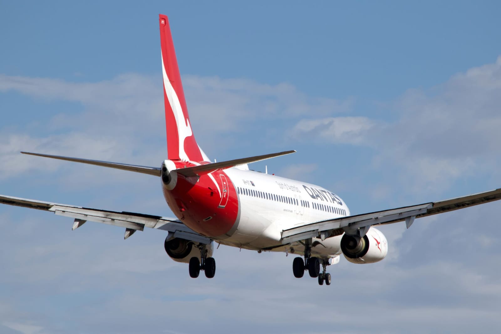 Qantas 737 Diverts to Christchurch After Mid-Air Engine Incident