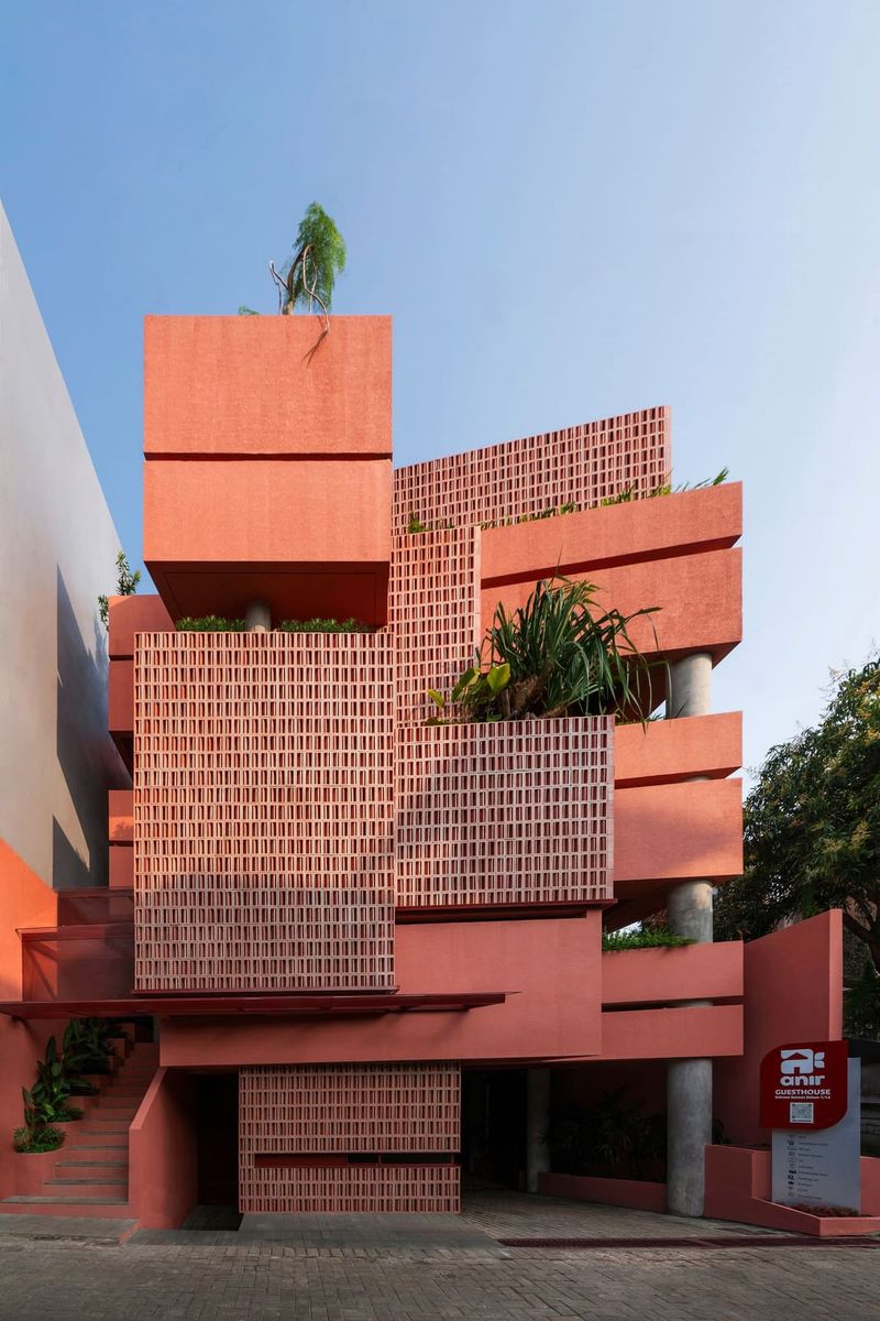Reframing the Guest House: Irregular Geometry and Social Space in Semarang