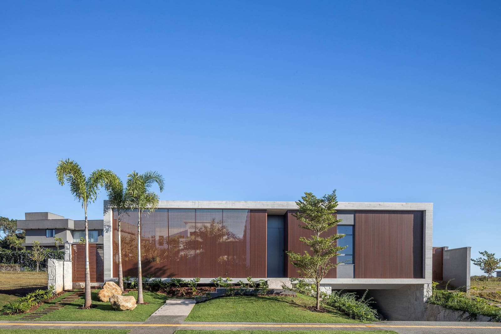 Right-Sizing a Life: One Couple's Compact Villa in Goiânia