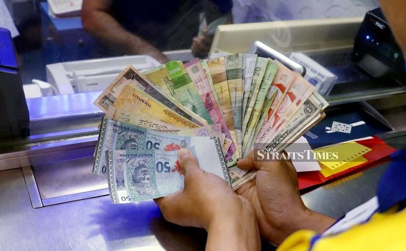 Ringgit Slips Against Dollar as US Manufacturing Data Buoys Greenback