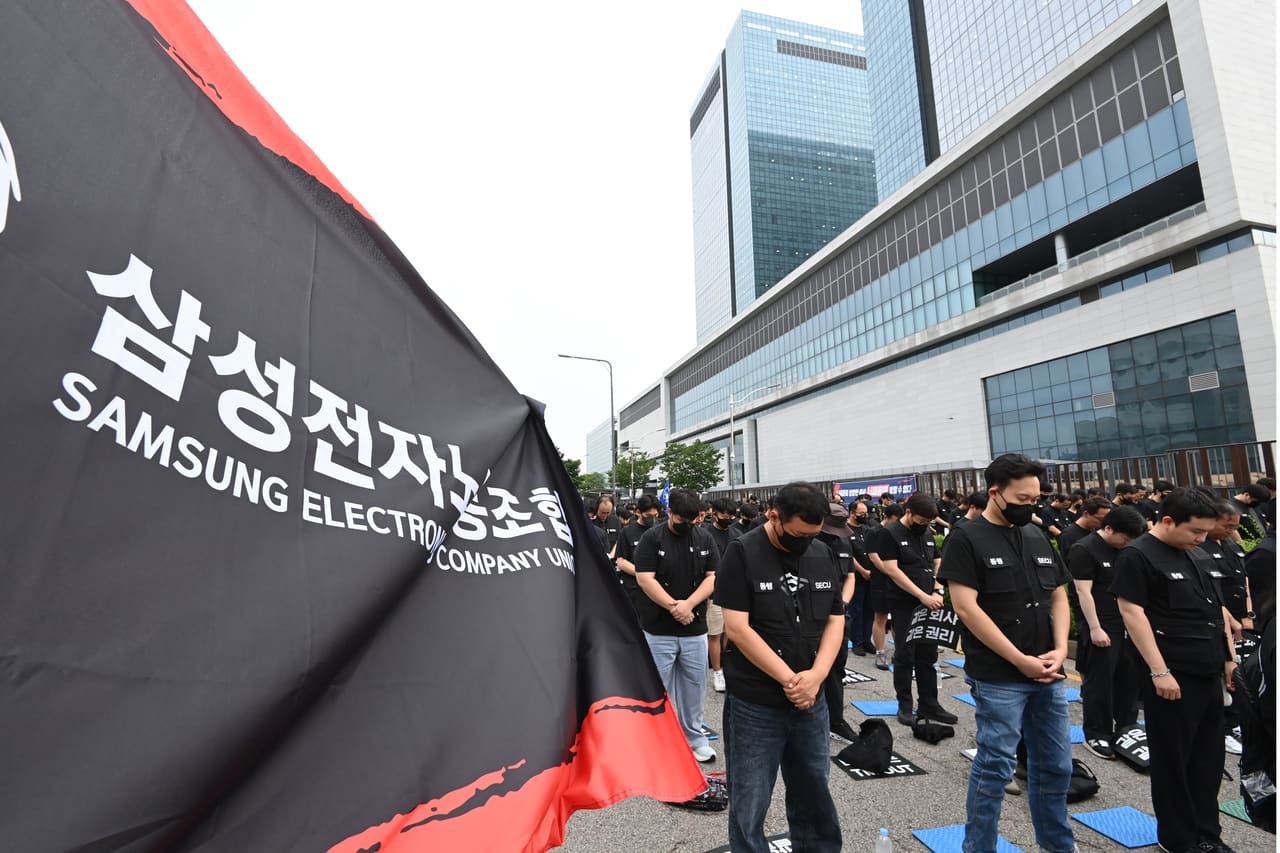 Samsung Workers Plan Protest Over Pay Gap Between Chip and Device Units