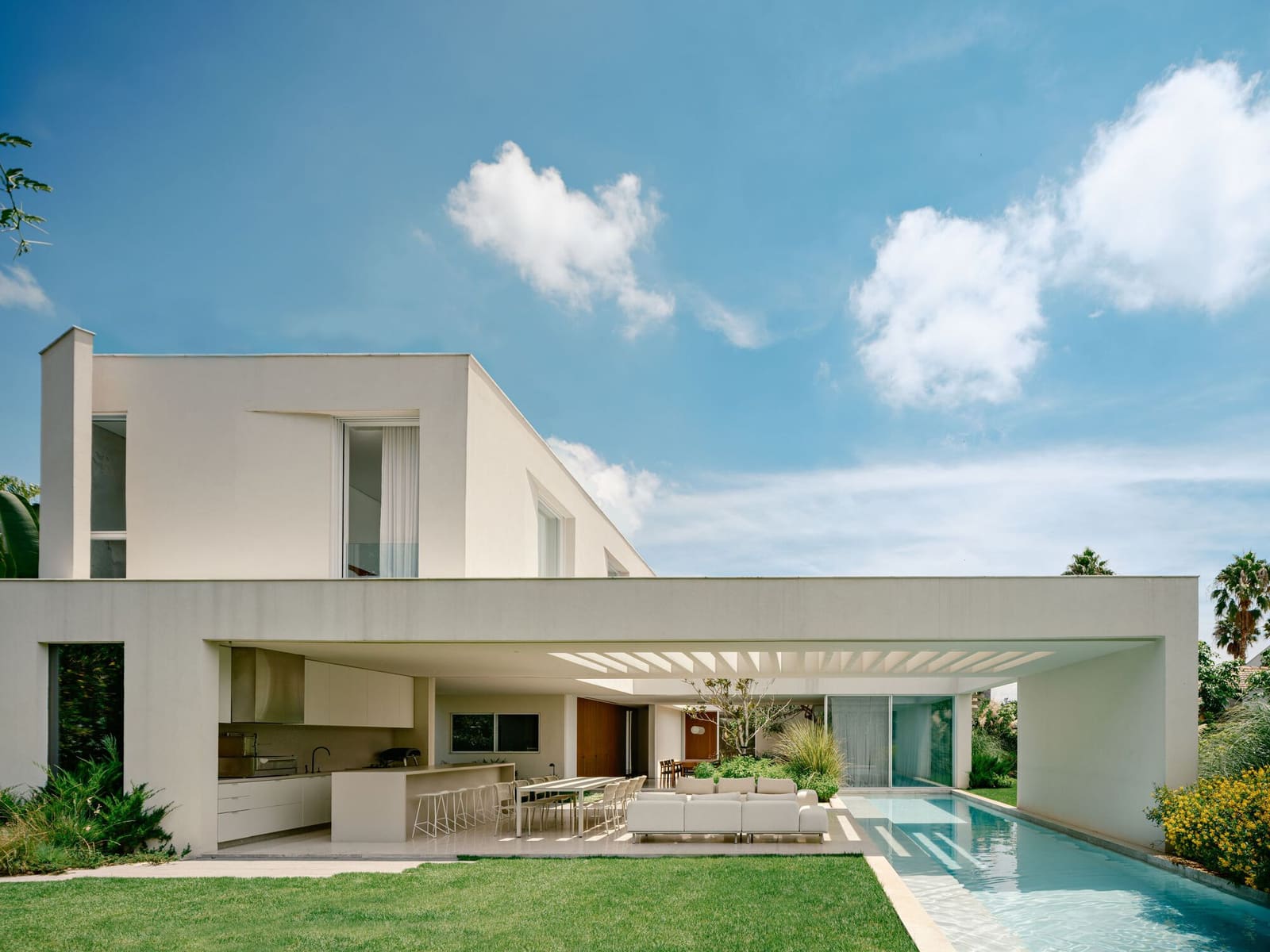 Simplicity Through Subtraction: A Minimalist House in São José dos Campos
