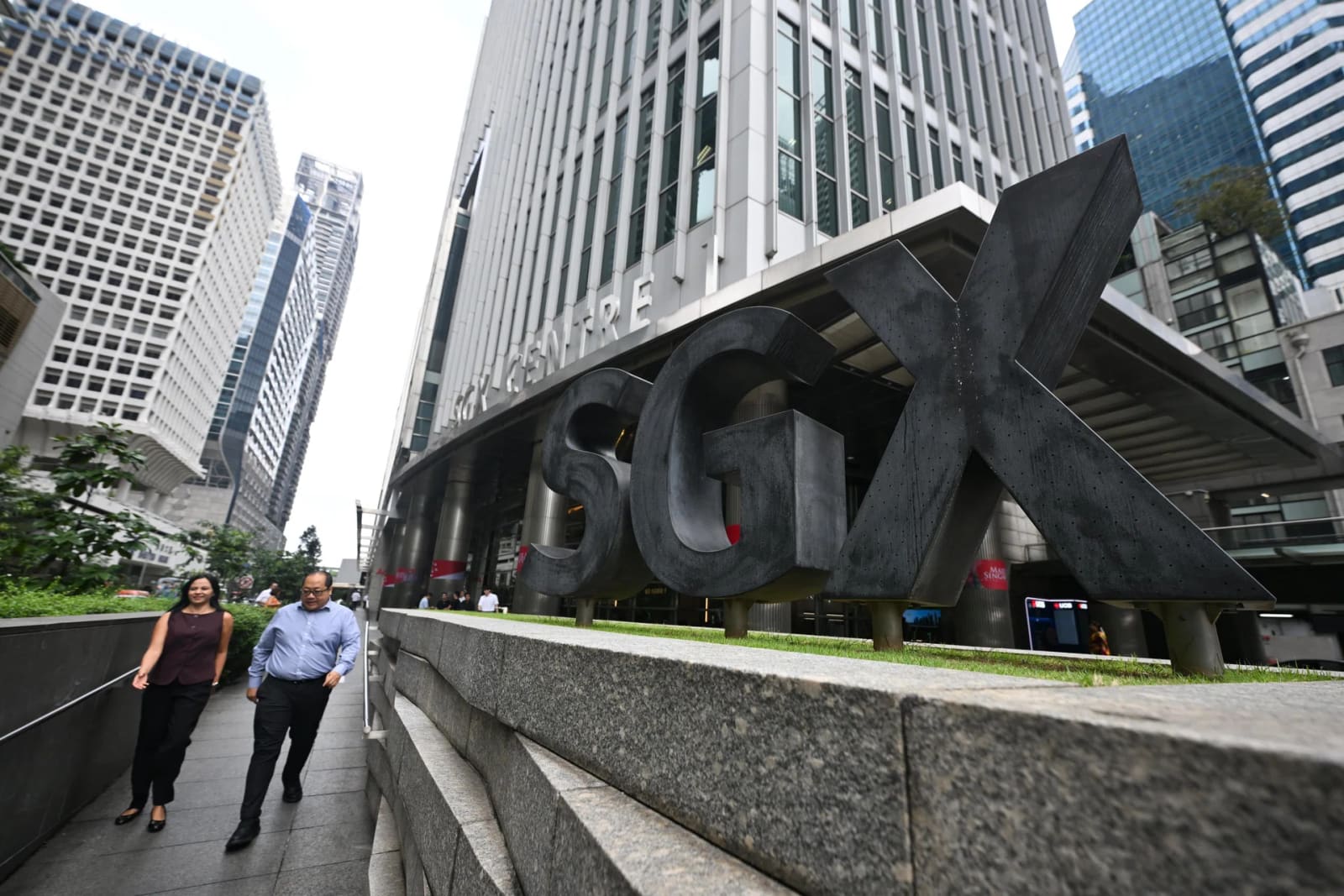 Singapore Brokerages Raise STI Targets on Earnings Strength