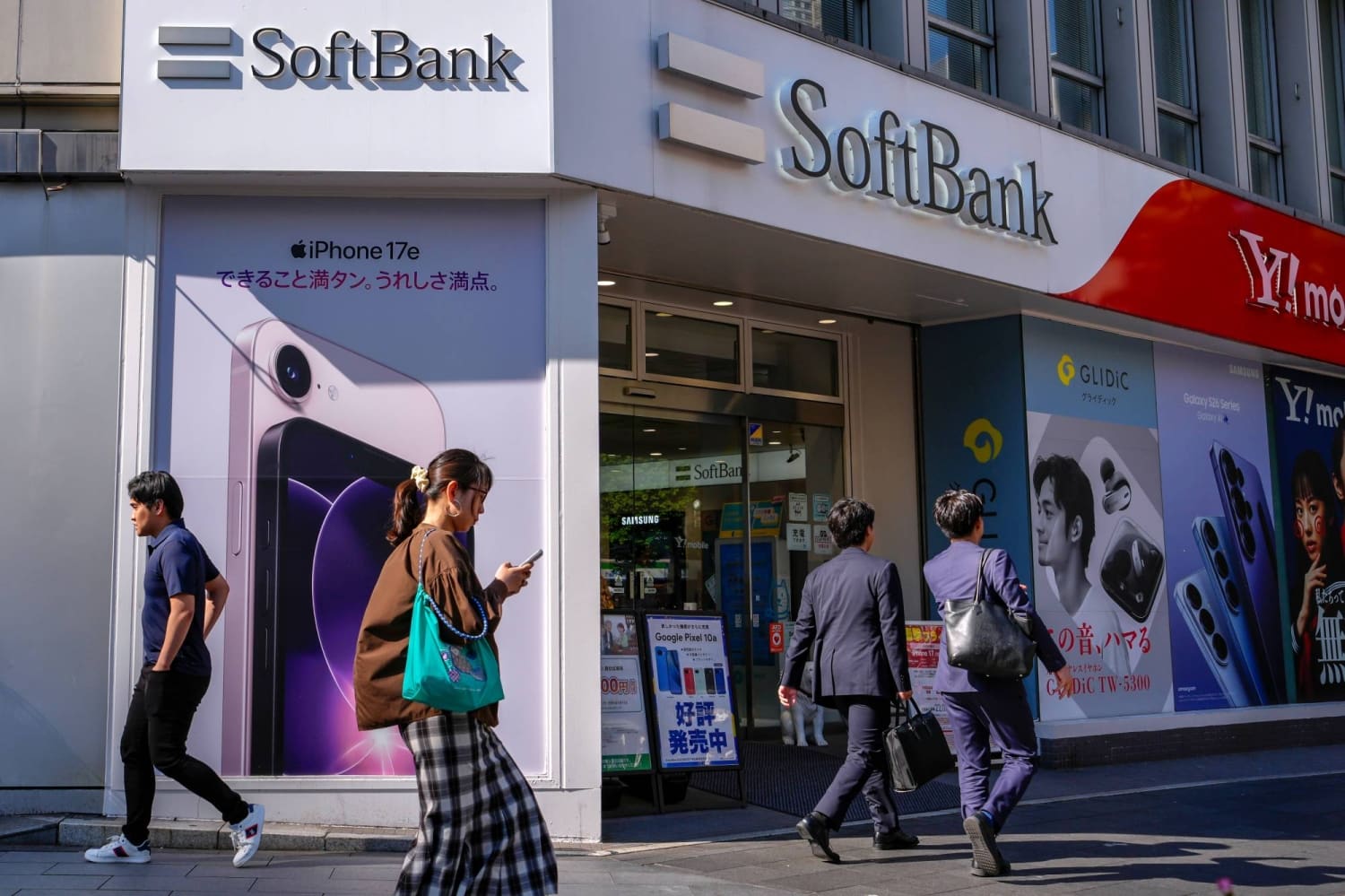 SoftBank Prices ¥1 Trillion Retail Bond in Largest Offering Since 2020