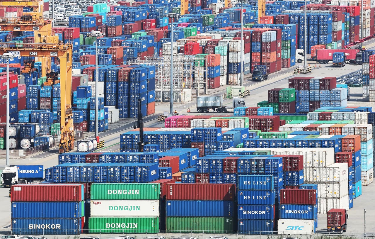 South Korea's Economy Gains Momentum on Export Surge and Consumer Spending