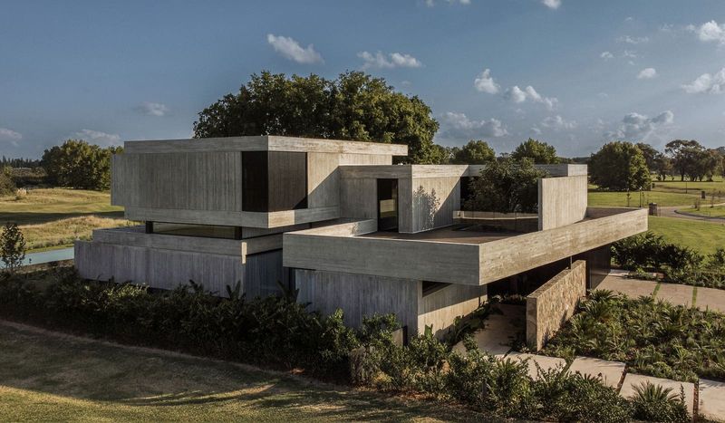 Split-Level Living: How One Argentine Home Uses Vertical Variation to Shape Domestic Space