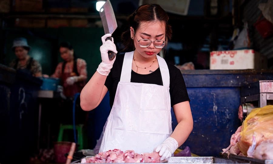 Thai Shoppers Cut Spending per Trip as Household Budgets Tighten