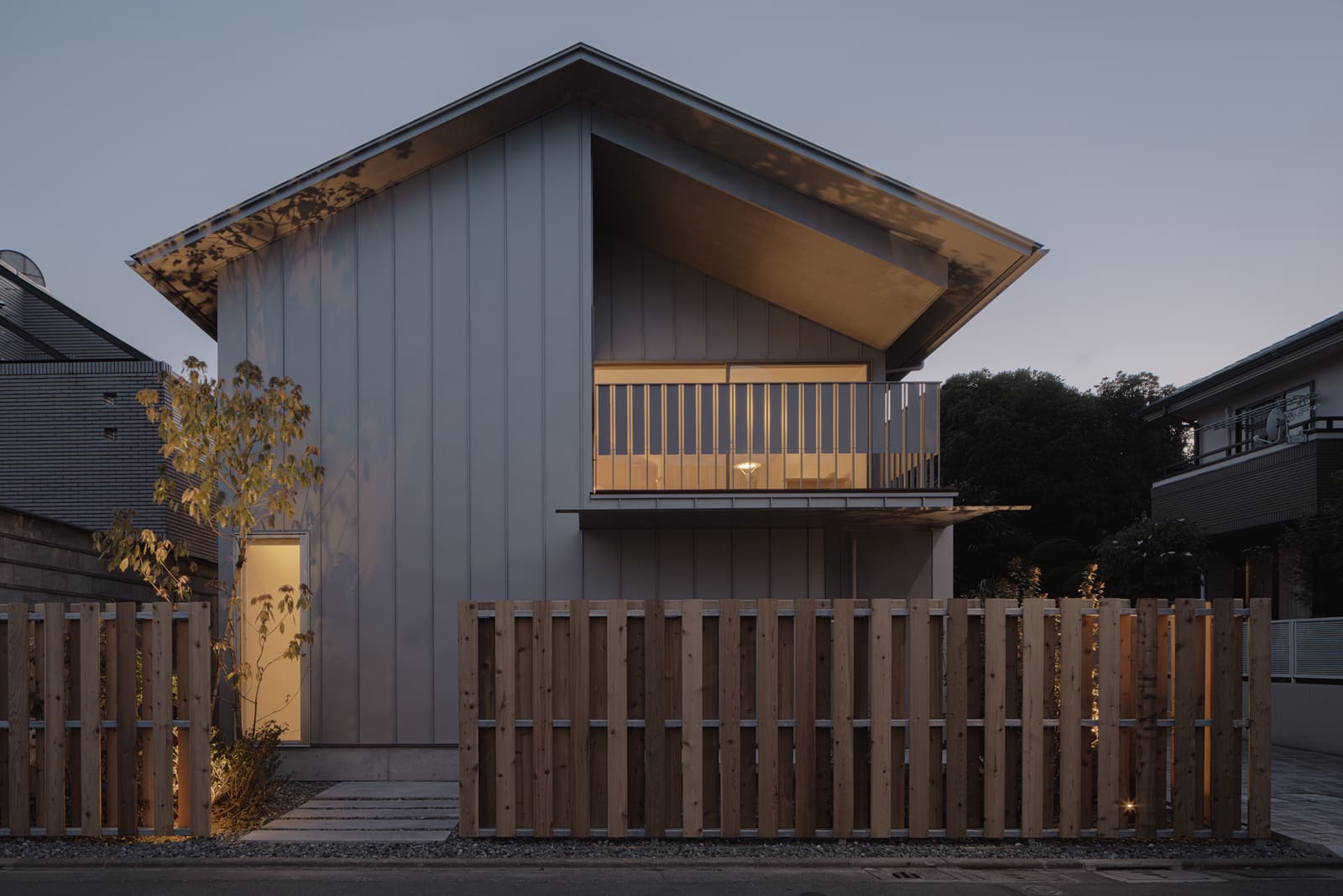 A Tokyo Home Built to Disappear Into Its Streetscape