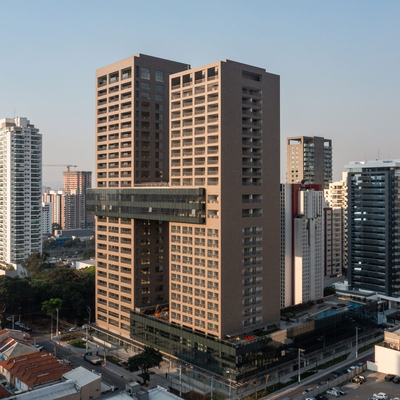 When Two Towers Share a Bridge: Rethinking Vertical Integration in São Paulo