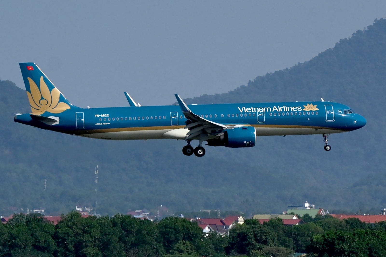Vietnam Airlines Jet Returns to Munich After Runway Overrun