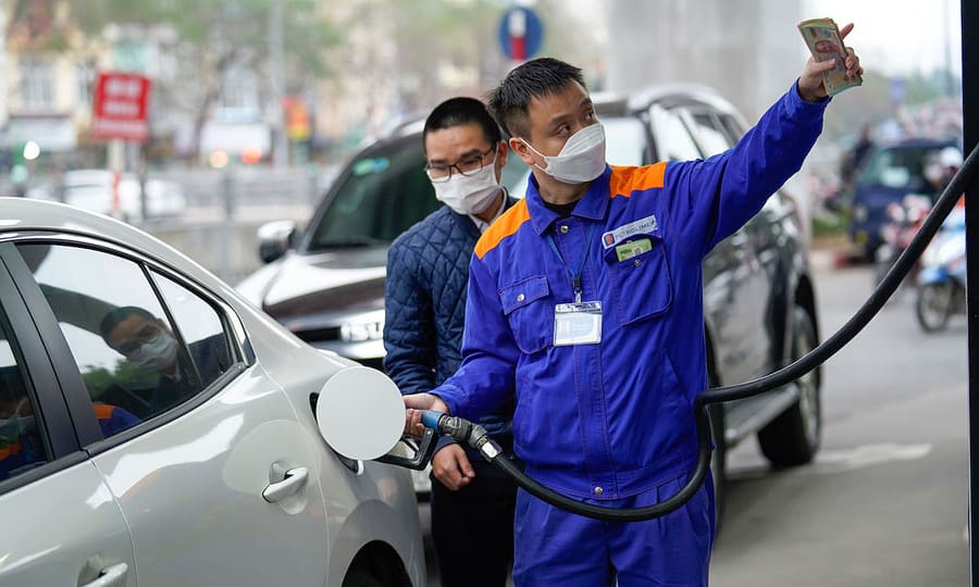 Vietnam Cuts Fuel Prices as Global Oil Markets Shift on Supply Expectations