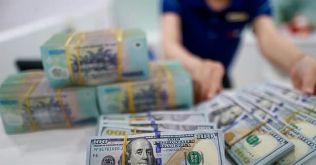Vietnam's Non-Term Bank Deposits Fall $1.8 Billion as Savers Chase Higher Yields
