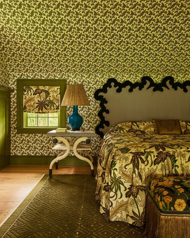 How Vintage Furniture Transforms Modern Interiors Without Overwhelming Them