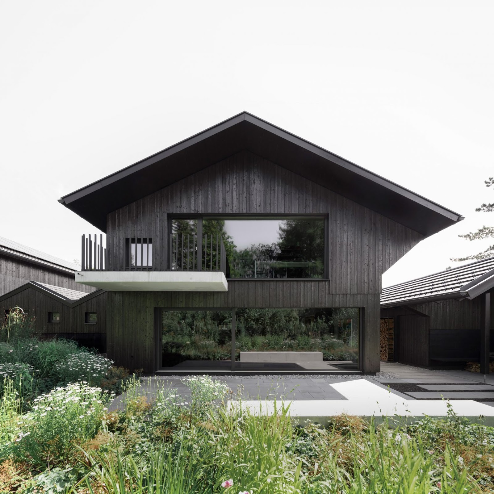 Houses With One Pillar: Buero Wagner Reimagines Residential Balance in Germany