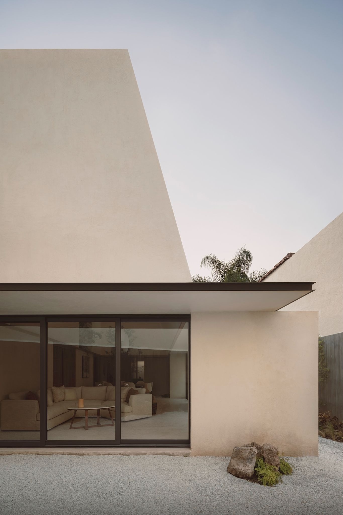 Monolithic Introspection: V Taller Redefines the Concrete Heart of Guadalajara