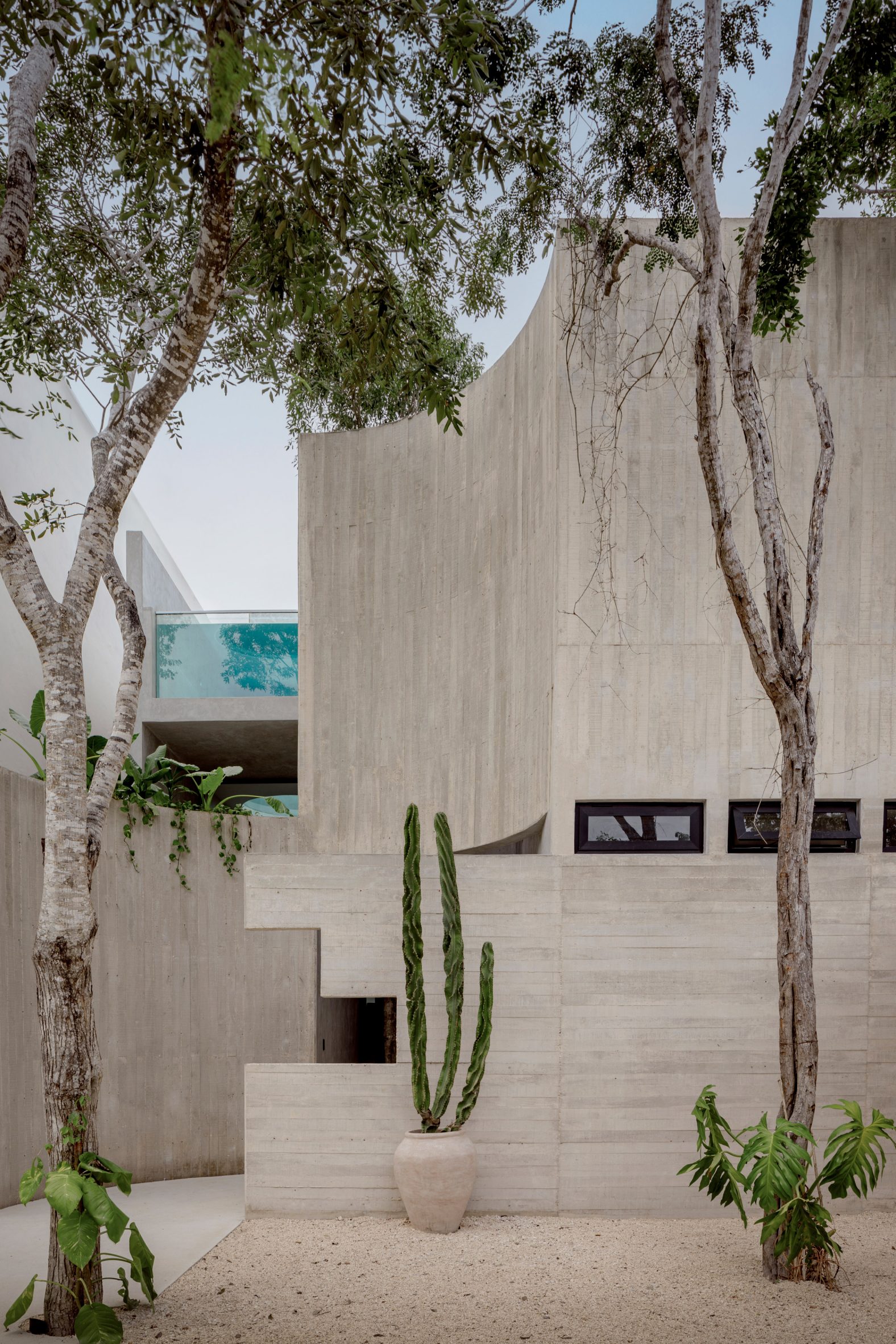 Top Picks - 10 Striking Brutalist Houses That Redefine Concrete Architecture