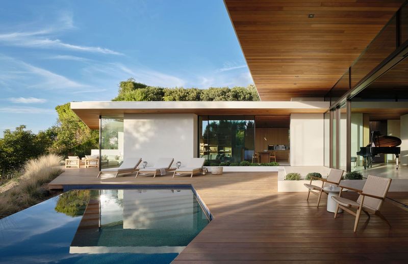 How Courtyard Design Transforms Single-Story Living in Dense Urban Hillsides