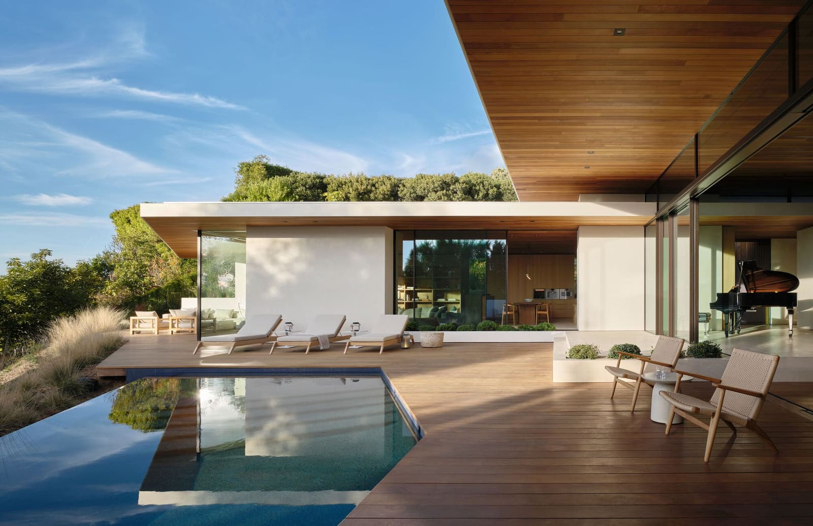 How Courtyard Design Transforms Single-Story Living in Dense Urban Hillsides