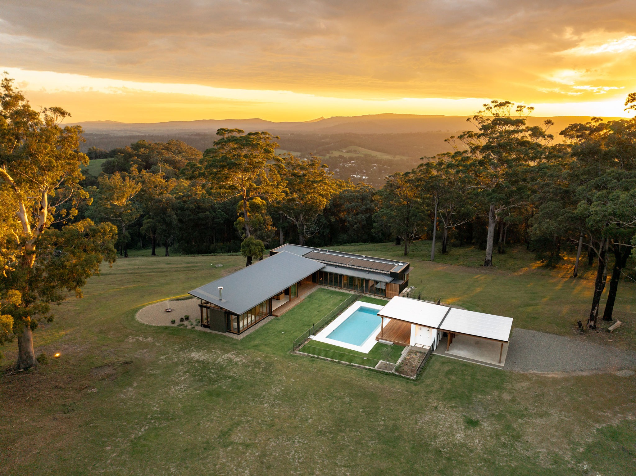 Down South by TF Architects & New View Building Solutions: A Resilient Home Forged in Fire, Forest and Coastal Light