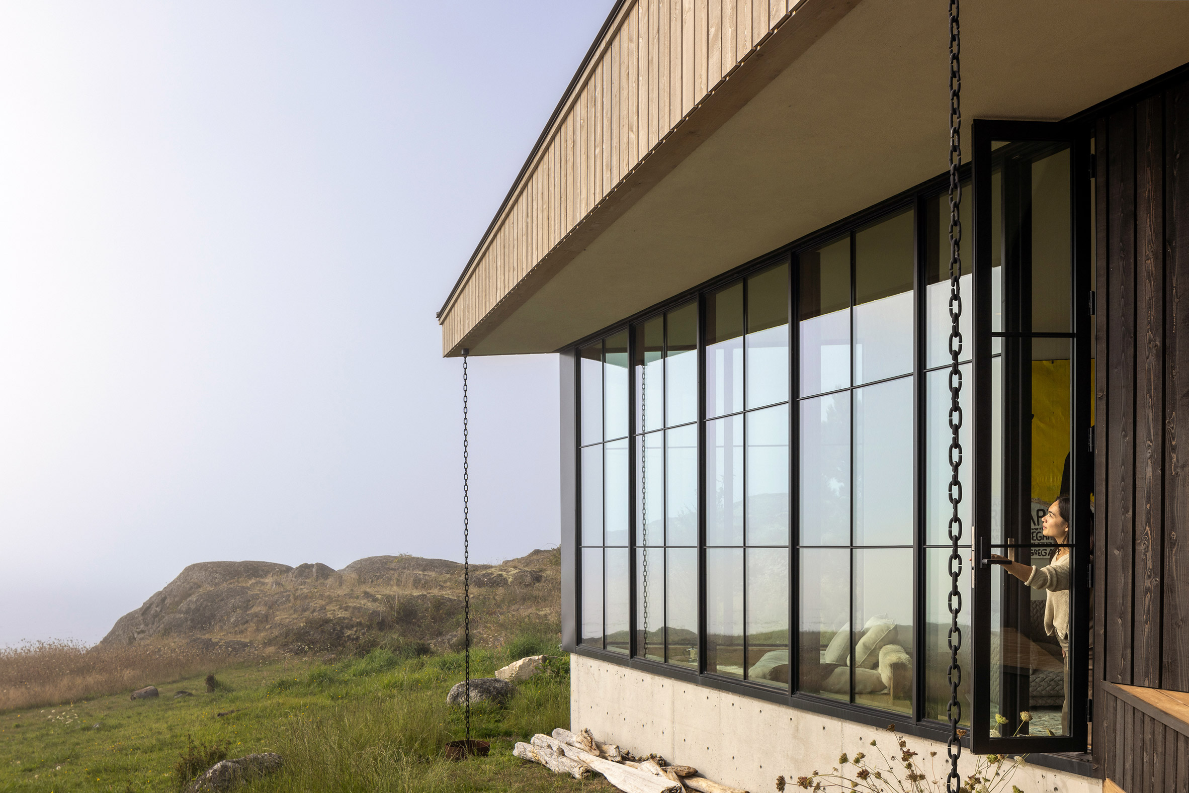 How Heliotrope Architects Made A Washington Coast Retreat That Bends With The Landscape