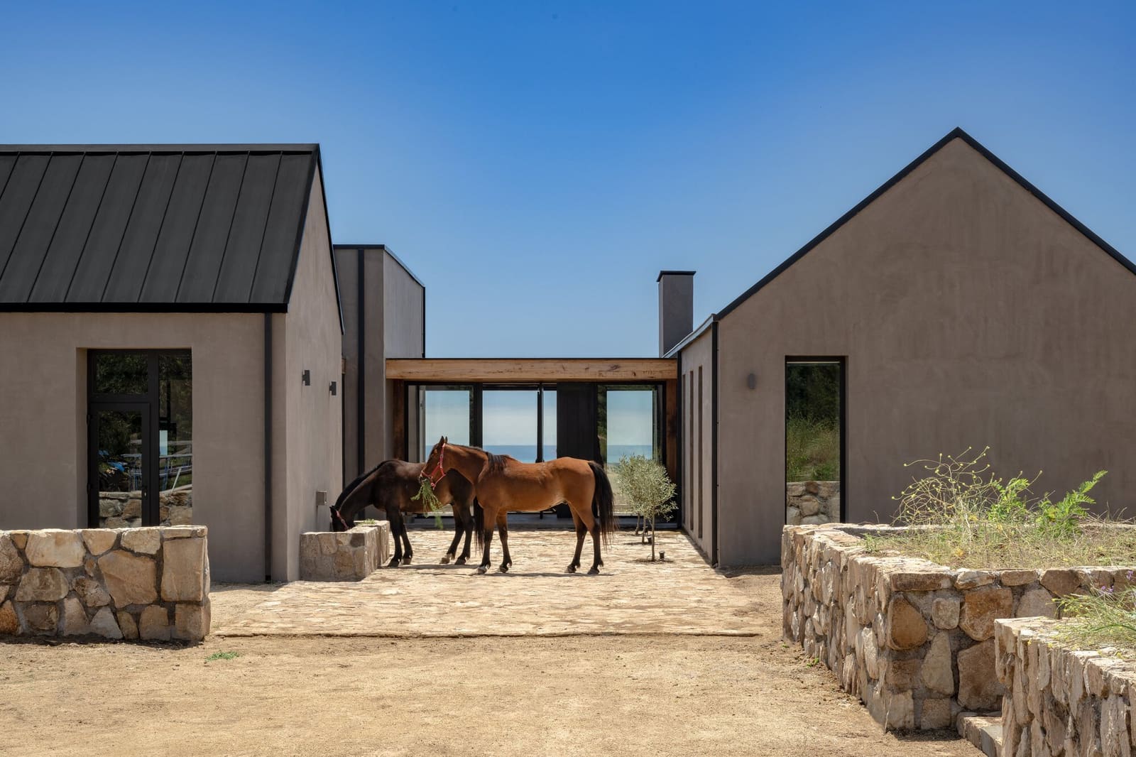The Courtyard as Compass: How One Chilean House Reorients Domesticity Toward the Pacific