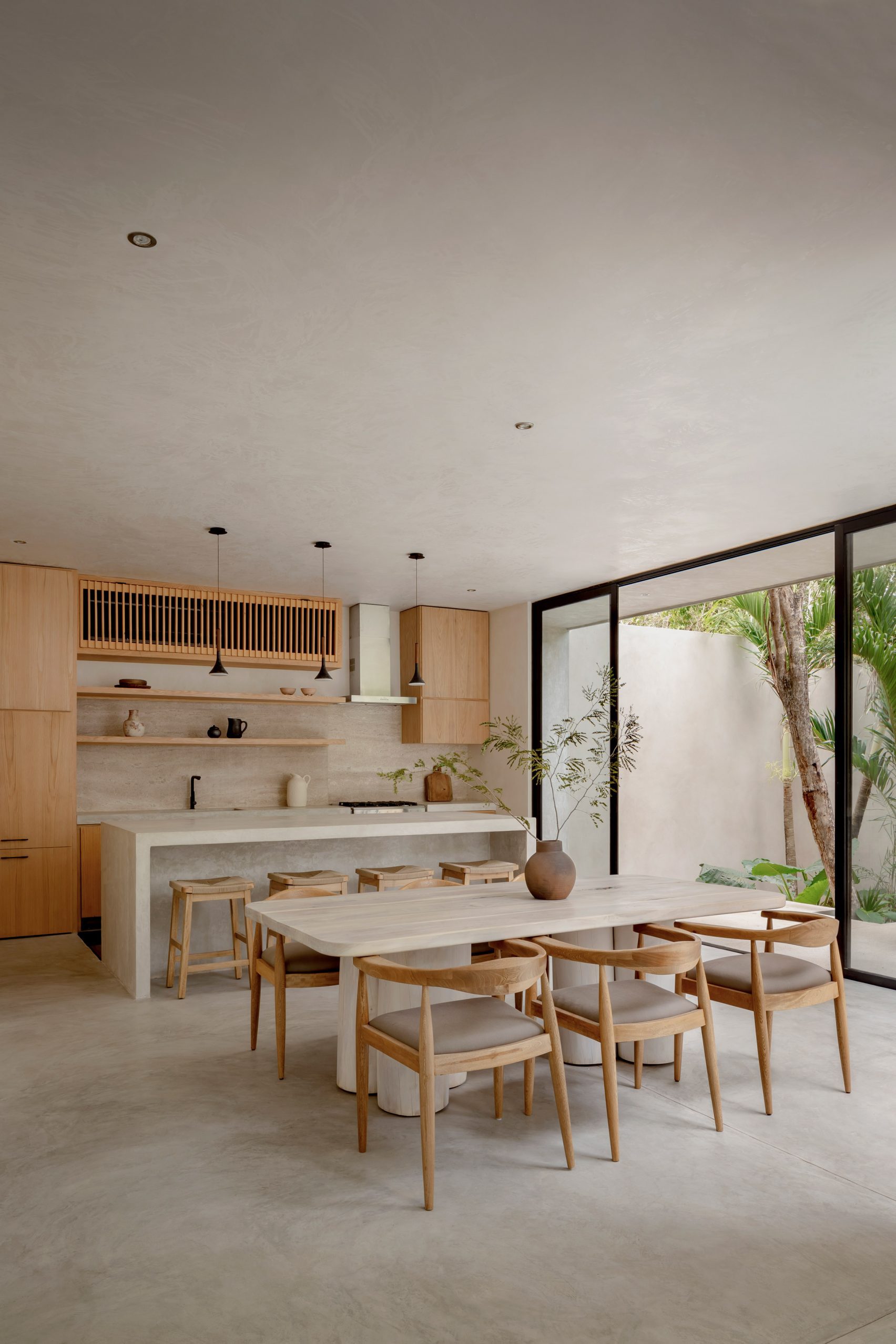 Top Picks - 10 Striking Brutalist Houses That Redefine Concrete Architecture
