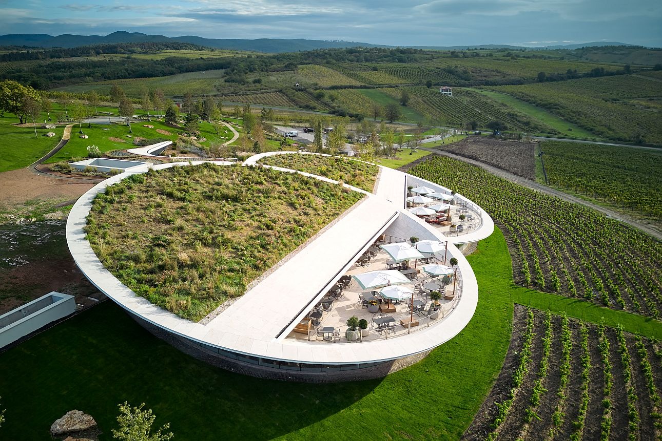 Sauska Tokaj: BORD’s Monumental Lens-Winery Floats Above Hungary’s Vineyards