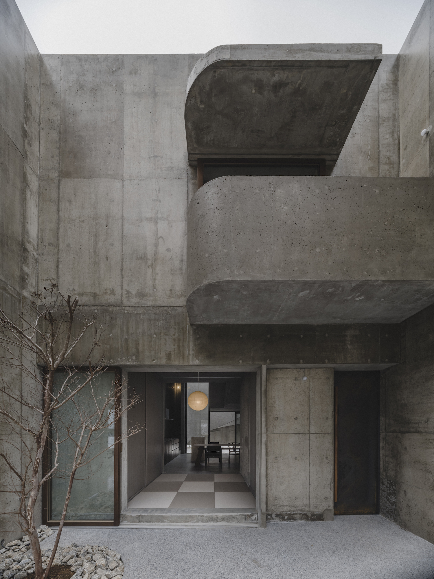 Top Picks - 10 Striking Brutalist Houses That Redefine Concrete Architecture