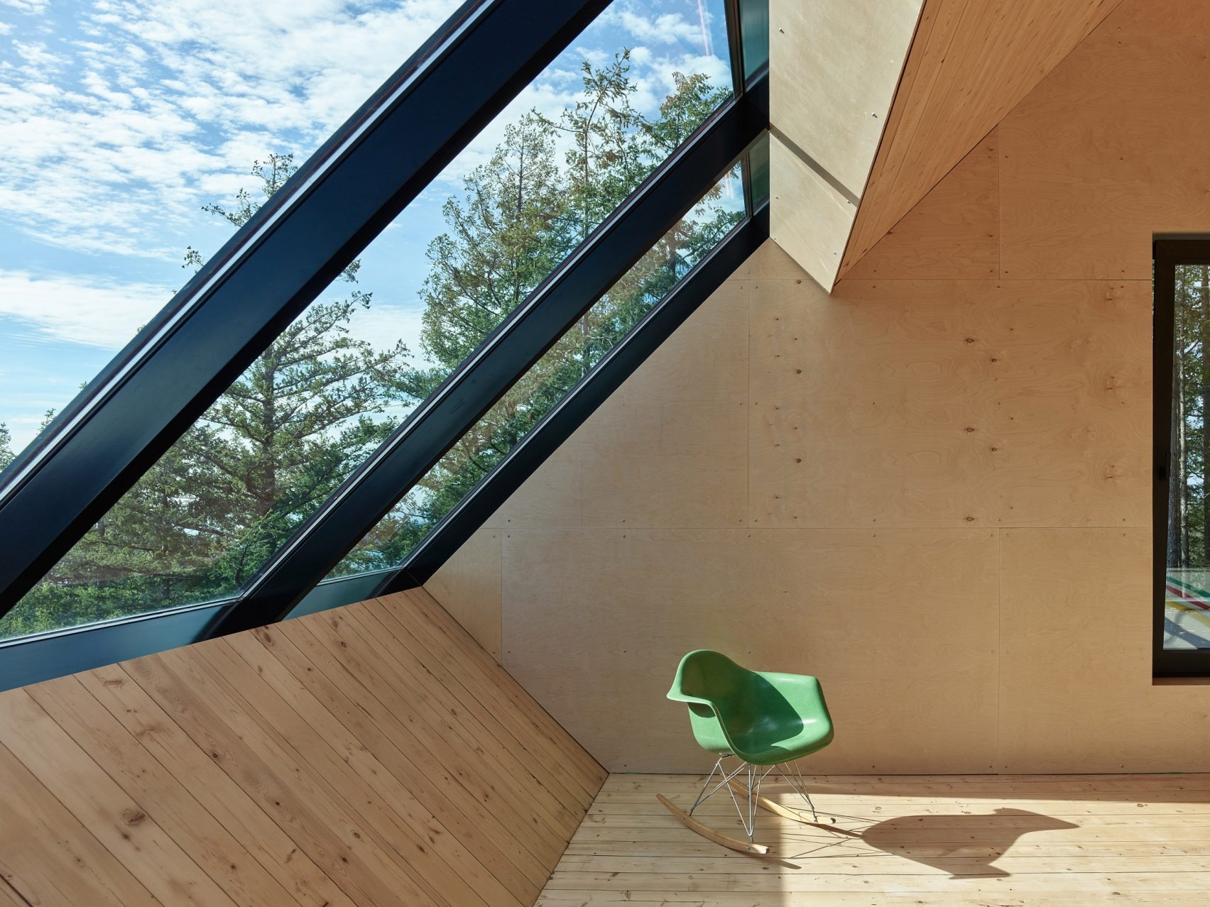 The Nest: Daria Sheina Studio’s Solar-Powered Perch in the British Columbia Canopy