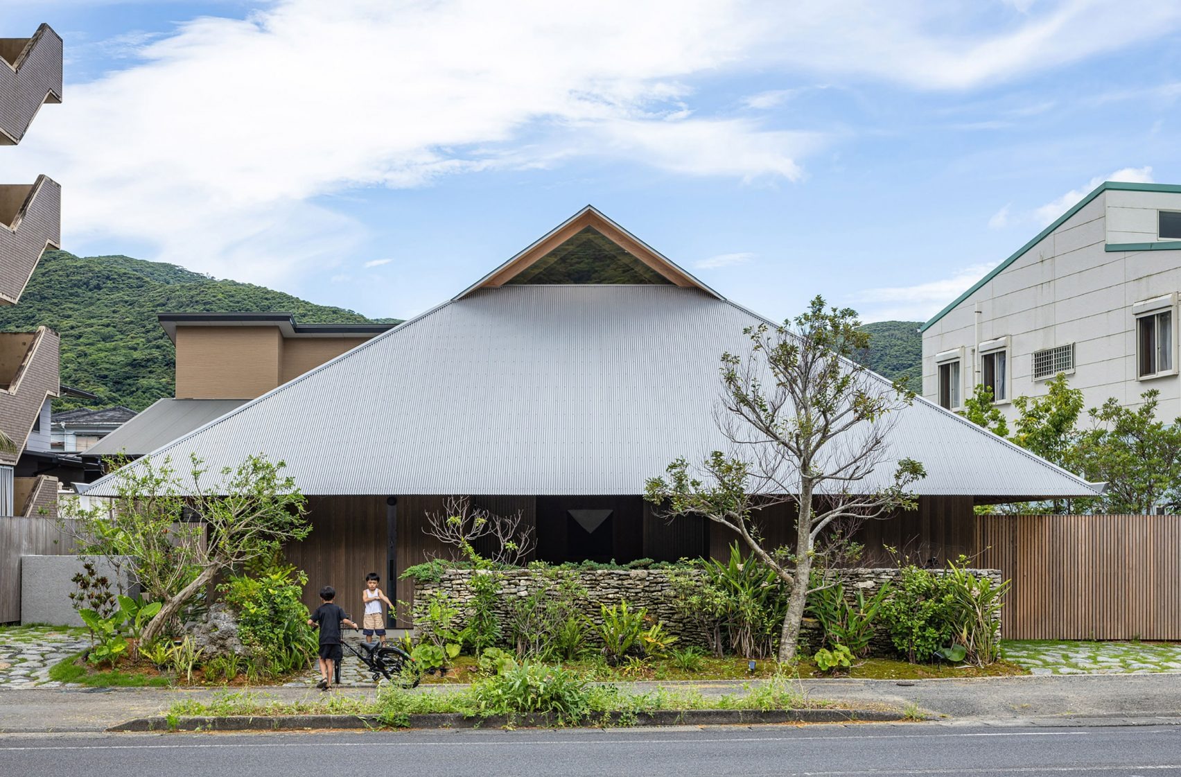 Beneath The Great Eaves: Sakai Architects Reclaims The Subtropical Vernacular In Amami Ōshima