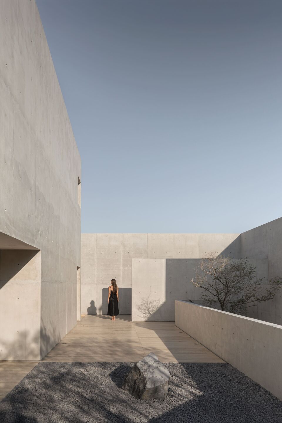 Top Picks - 10 Striking Brutalist Houses That Redefine Concrete Architecture