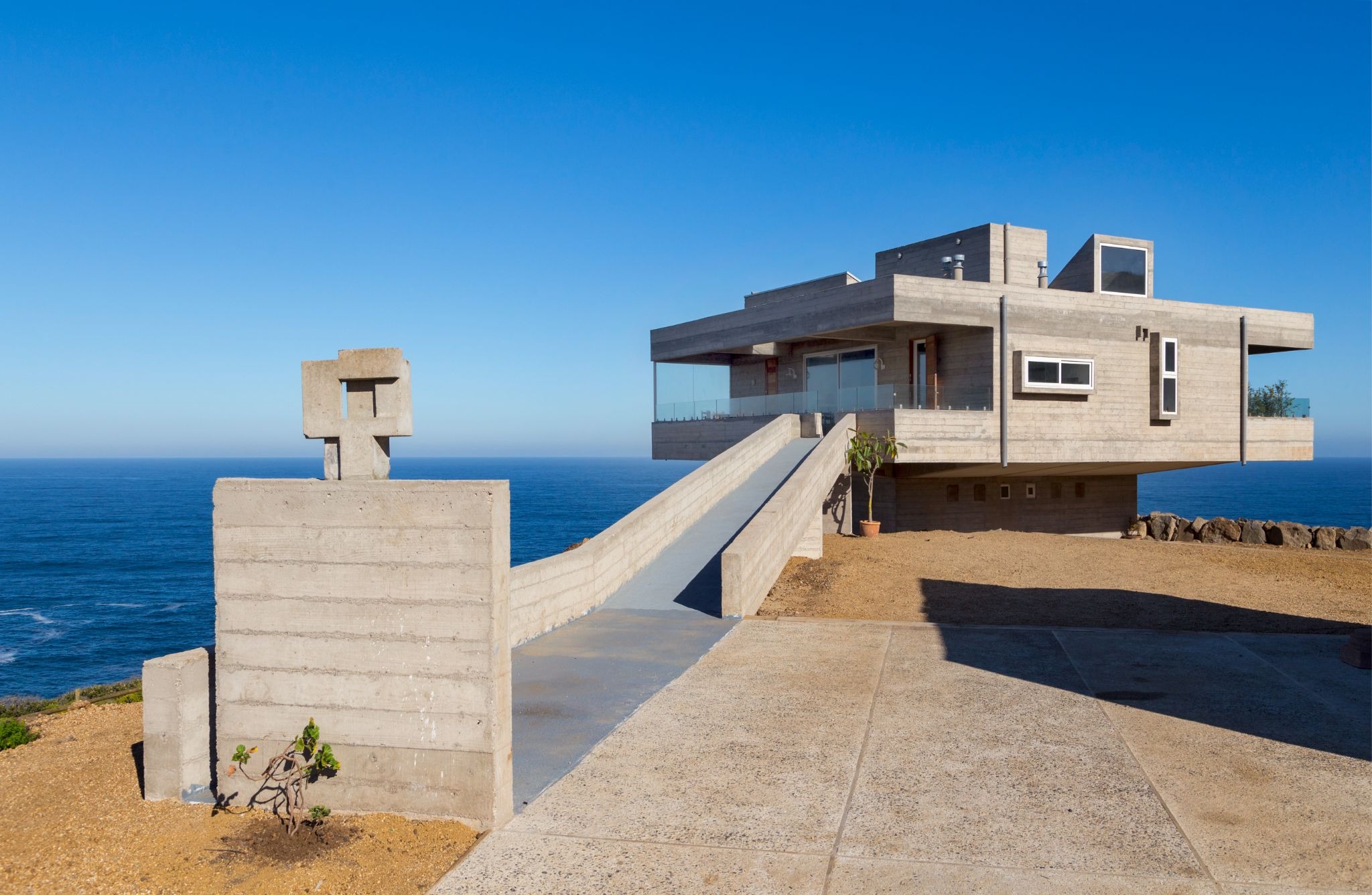 Casa Mirador Tunquén: A Chilean Cliff-House Capturing Sea & Sky