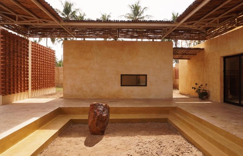 Rhythmic Shadows: Aznar Tailly Orchestrates a Tropical Dialogue in Villa Mondoukou