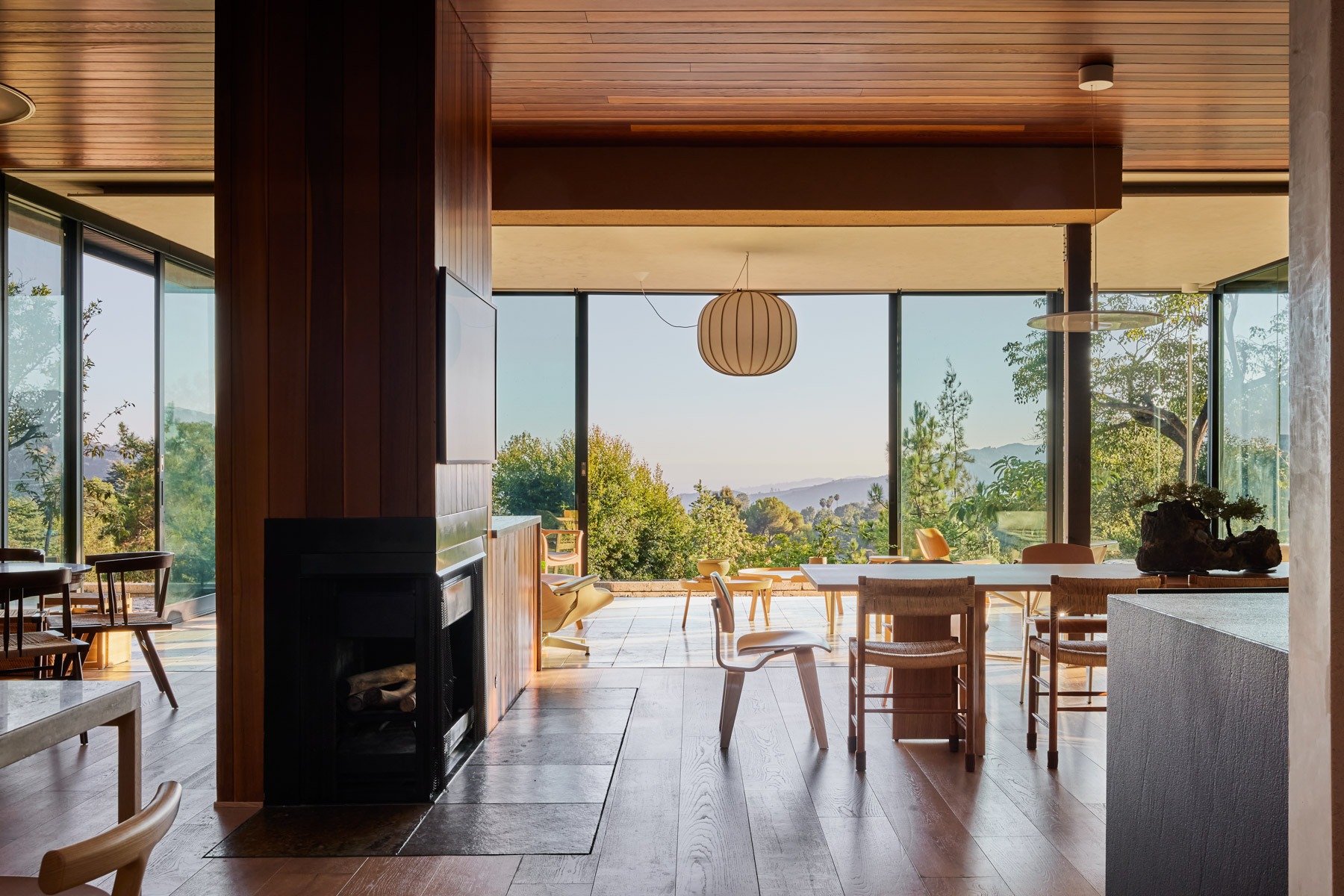 Living on the Edge of Transparency: OWIU Design’s Glass Ridge House in Los Angeles