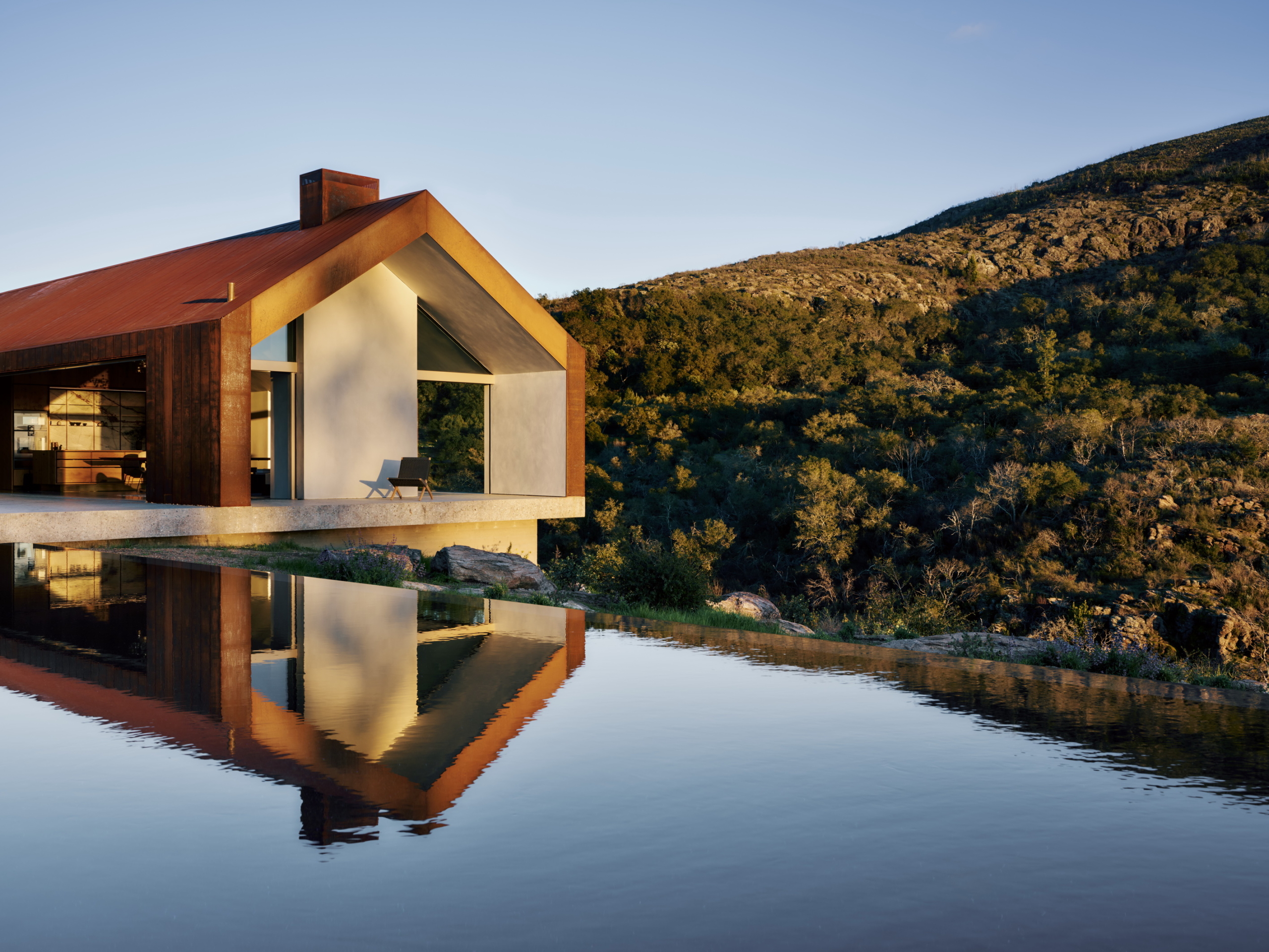 The Architecture of Erasure: Edmonds + Lee Curates a State of 'Amnesia' in Napa Valley