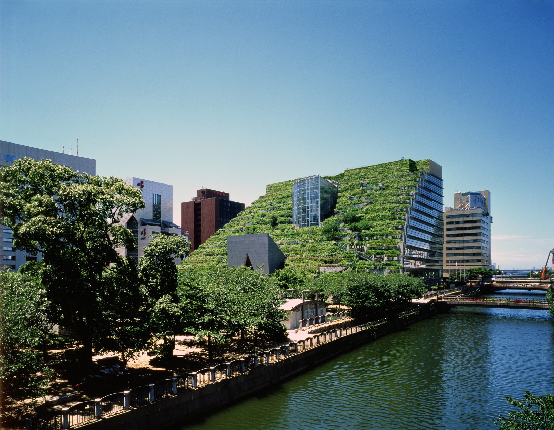 Top Picks – 9 Landscaped Roofs That Function As Public Parks