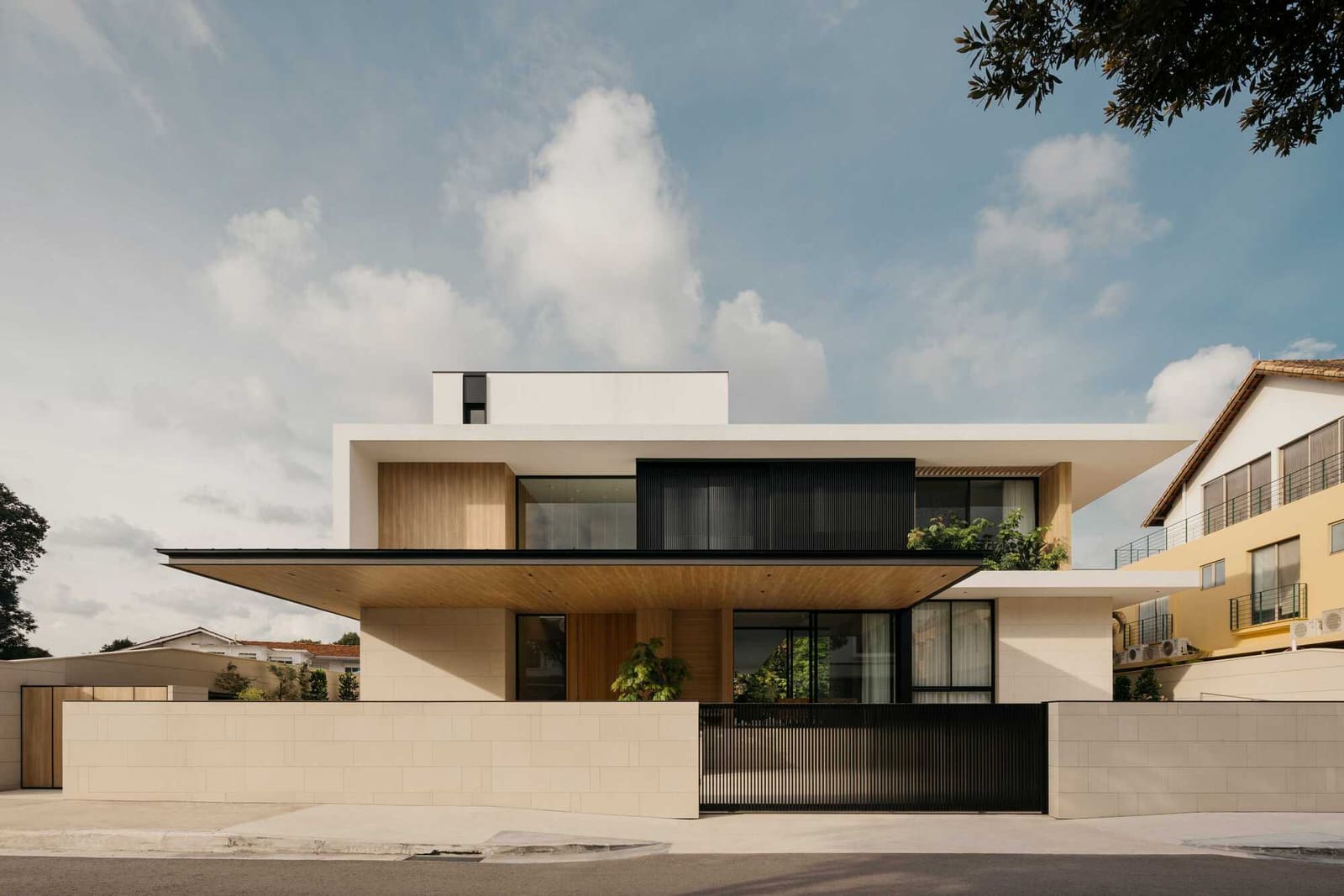 Finding Privacy in a Generous Plot: Glade House in Singapore