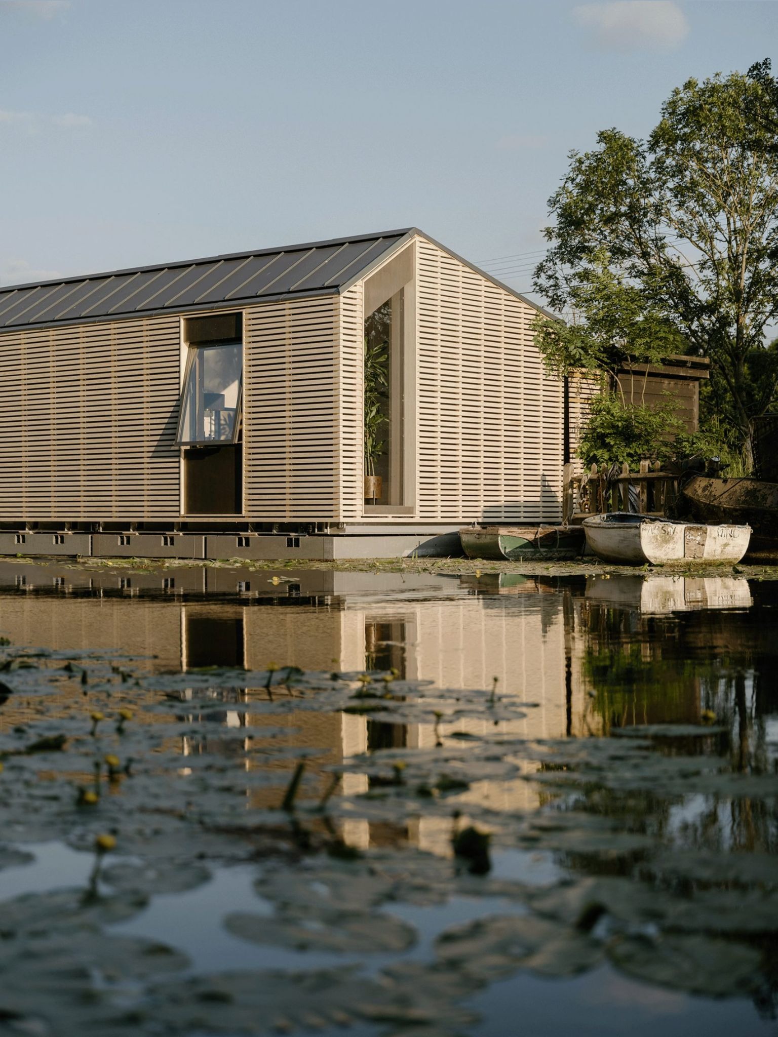 Amphibious Luxury: TiggColl Anchors a New Domestic Typology with the Float House
