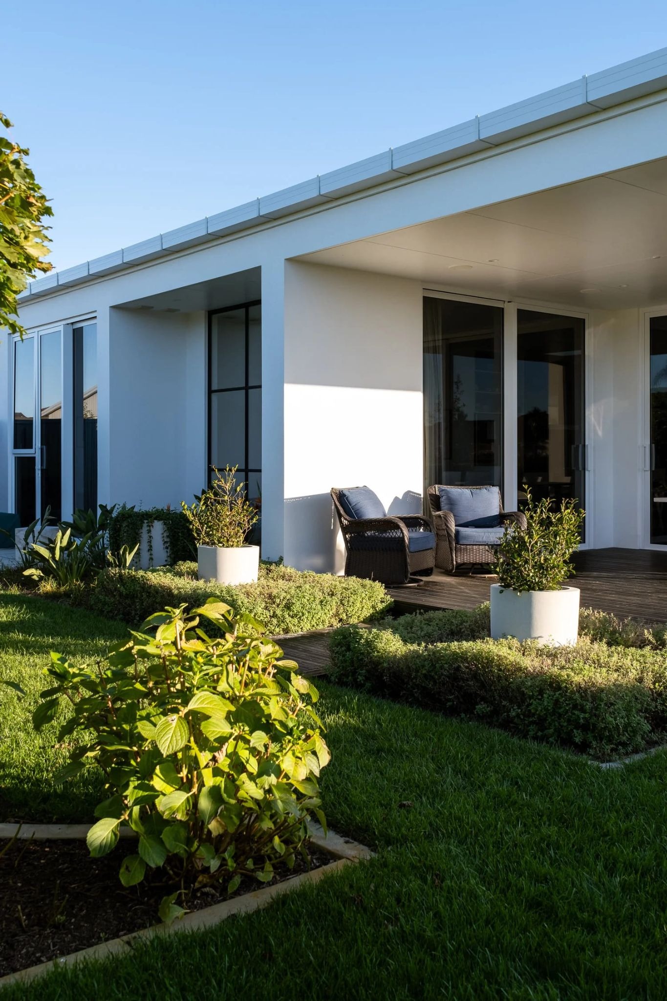 The New Zealand Dream: Arkhē Architecture Channels Palm Springs Cool in a Gabled Masterpiece