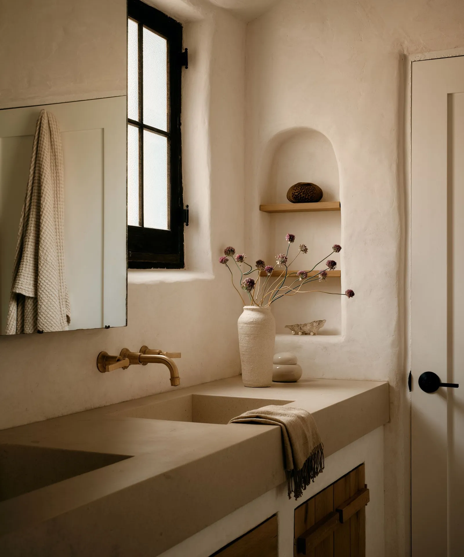 Top Picks - 6 Bathrooms Designed As Architectural Retreats