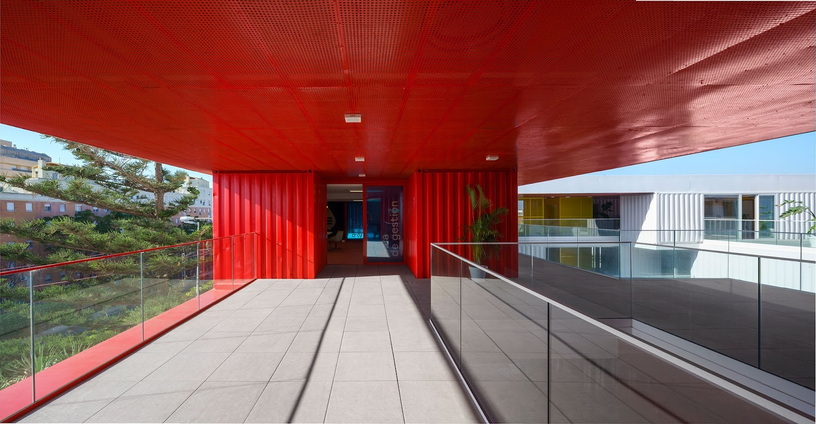 The Cargo of Ideas: Carquero Arquitectura Docks the "Incubazul" in Cadiz