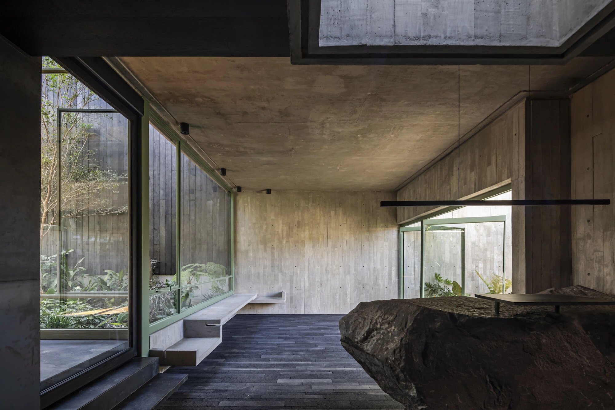 Di Frenna Arquitectos: An Atelier of Raw Light and Material Honesty
