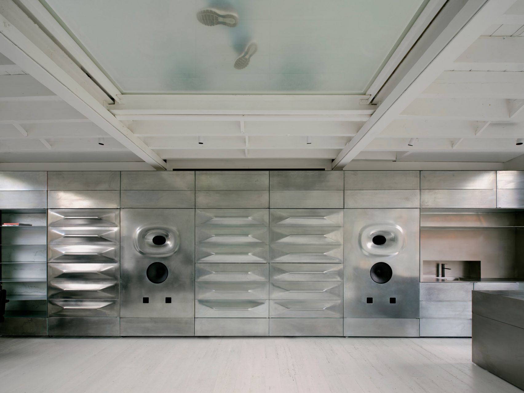 Crystallized History: Unknown Works Transmutes a Victorian Storehouse into a Futuristic Salt Salon