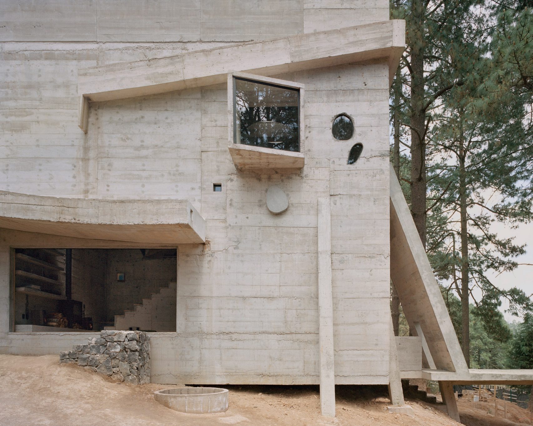 Casa Alférez: A Brutalist Refuge in the Pines Forged for Silence and Shelter