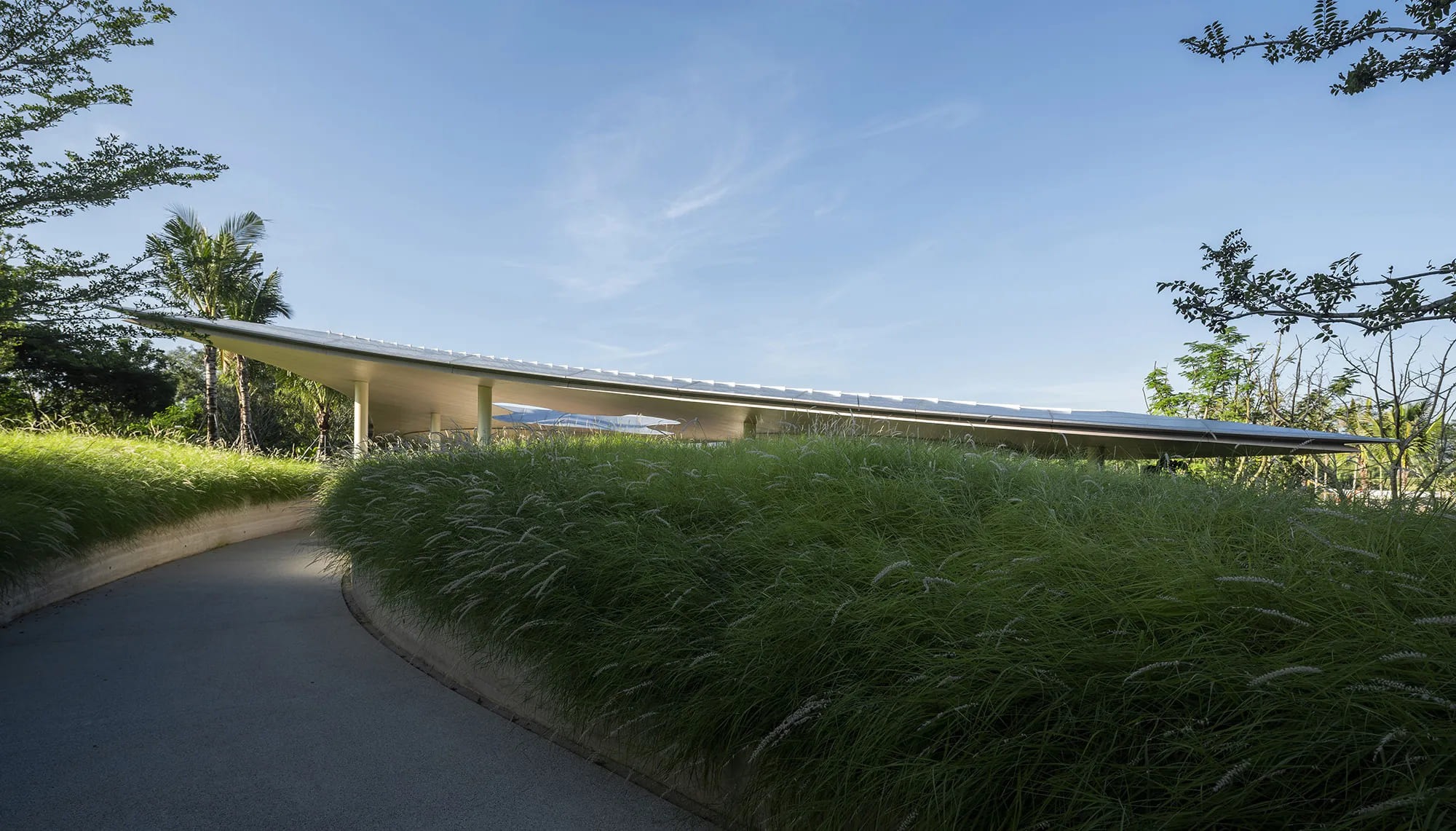 The Horizontal Ghost: E PLUS DESIGN Blurs the Waterline at Haitang River