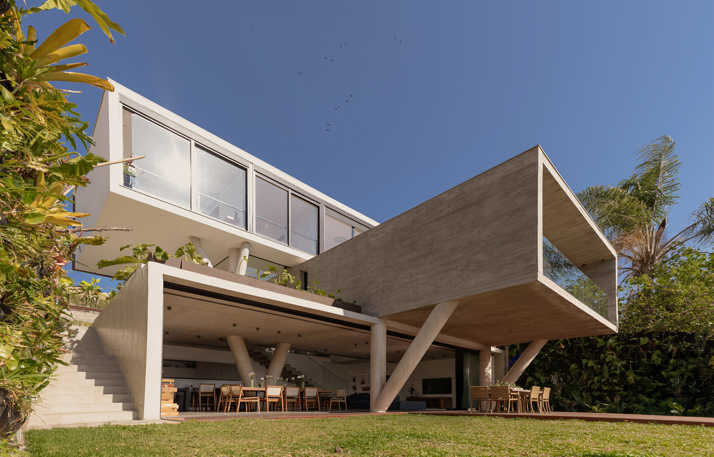 Lua House: A Vertical Observatory That Stacks Light, View and Architecture on a Hillside