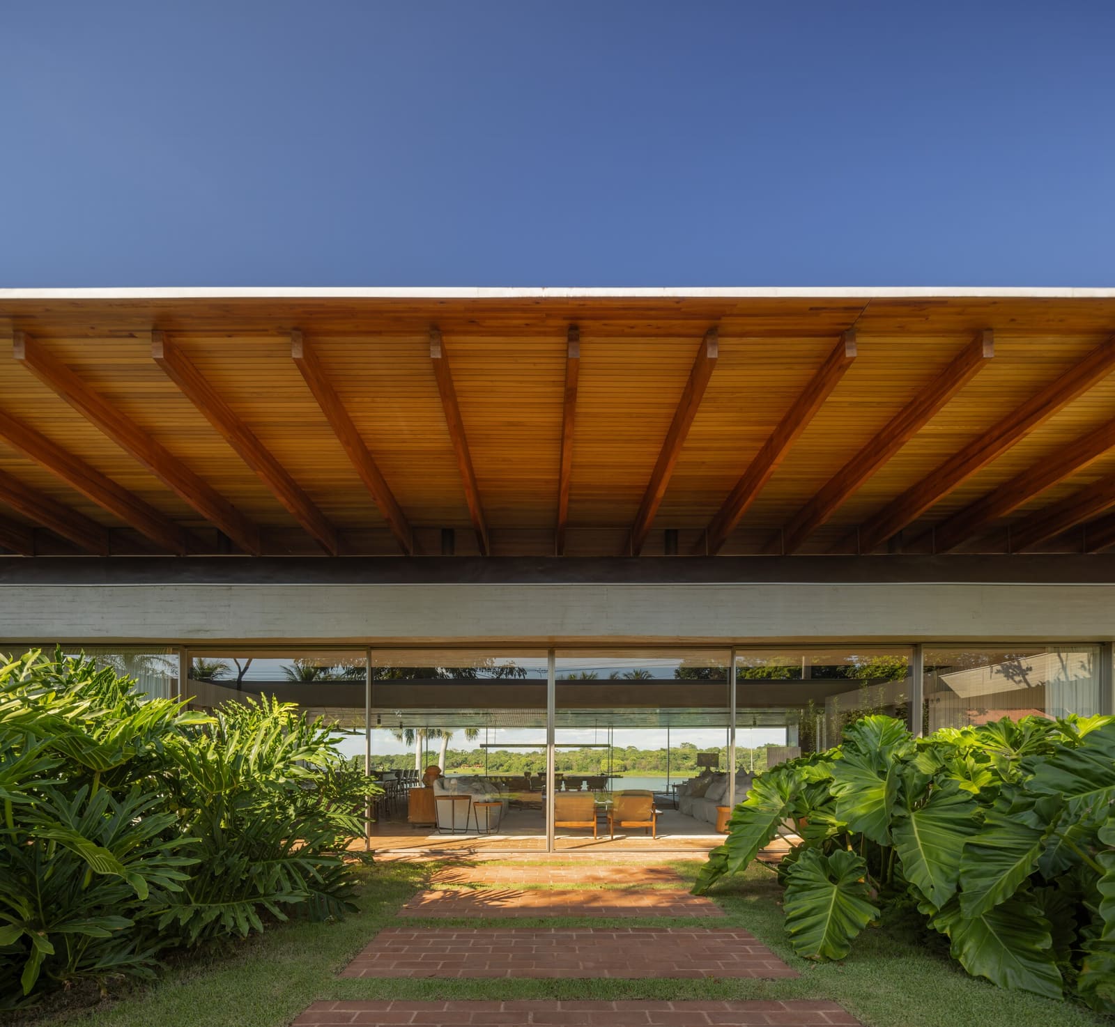 When the Site Writes the Brief: A Brazilian Lake House Built Around 246 Feet of Water