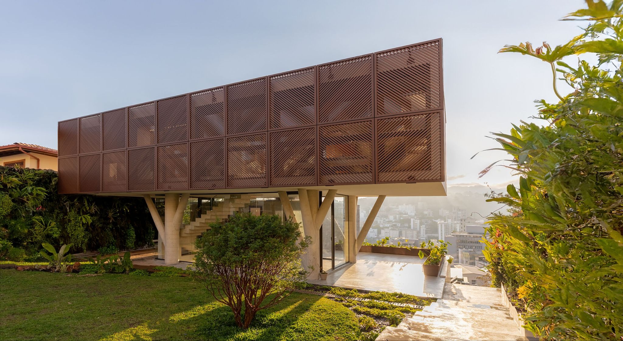 Lua House: A Vertical Observatory That Stacks Light, View and Architecture on a Hillside