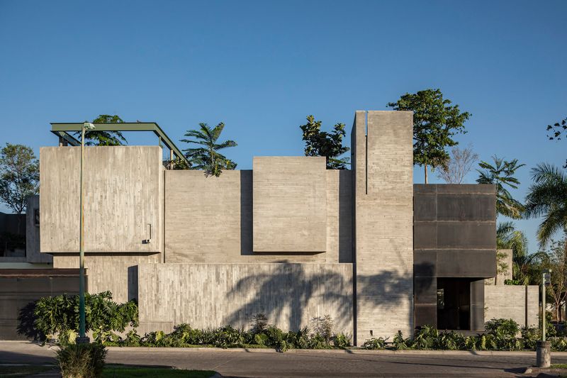Di Frenna Arquitectos: An Atelier of Raw Light and Material Honesty