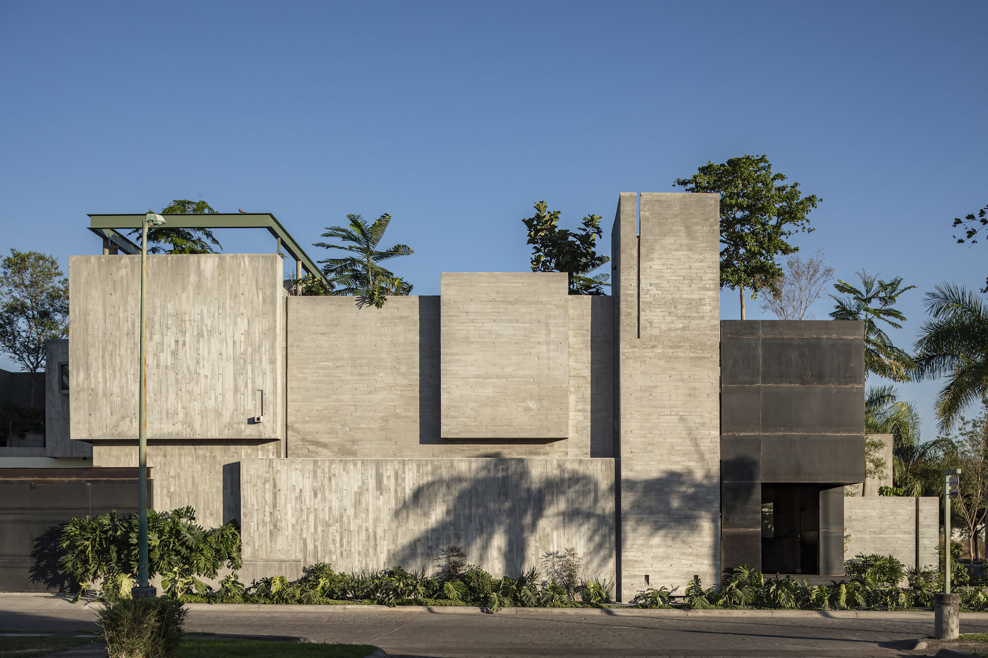Di Frenna Arquitectos: An Atelier of Raw Light and Material Honesty